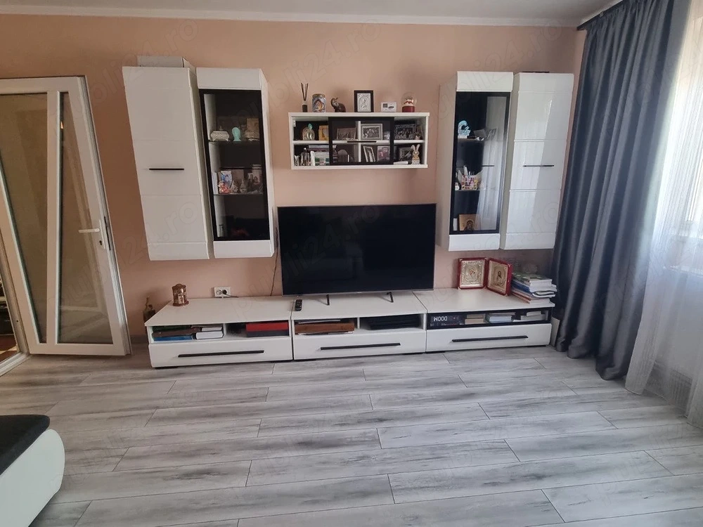    Apartament cu 3 camere decomandate