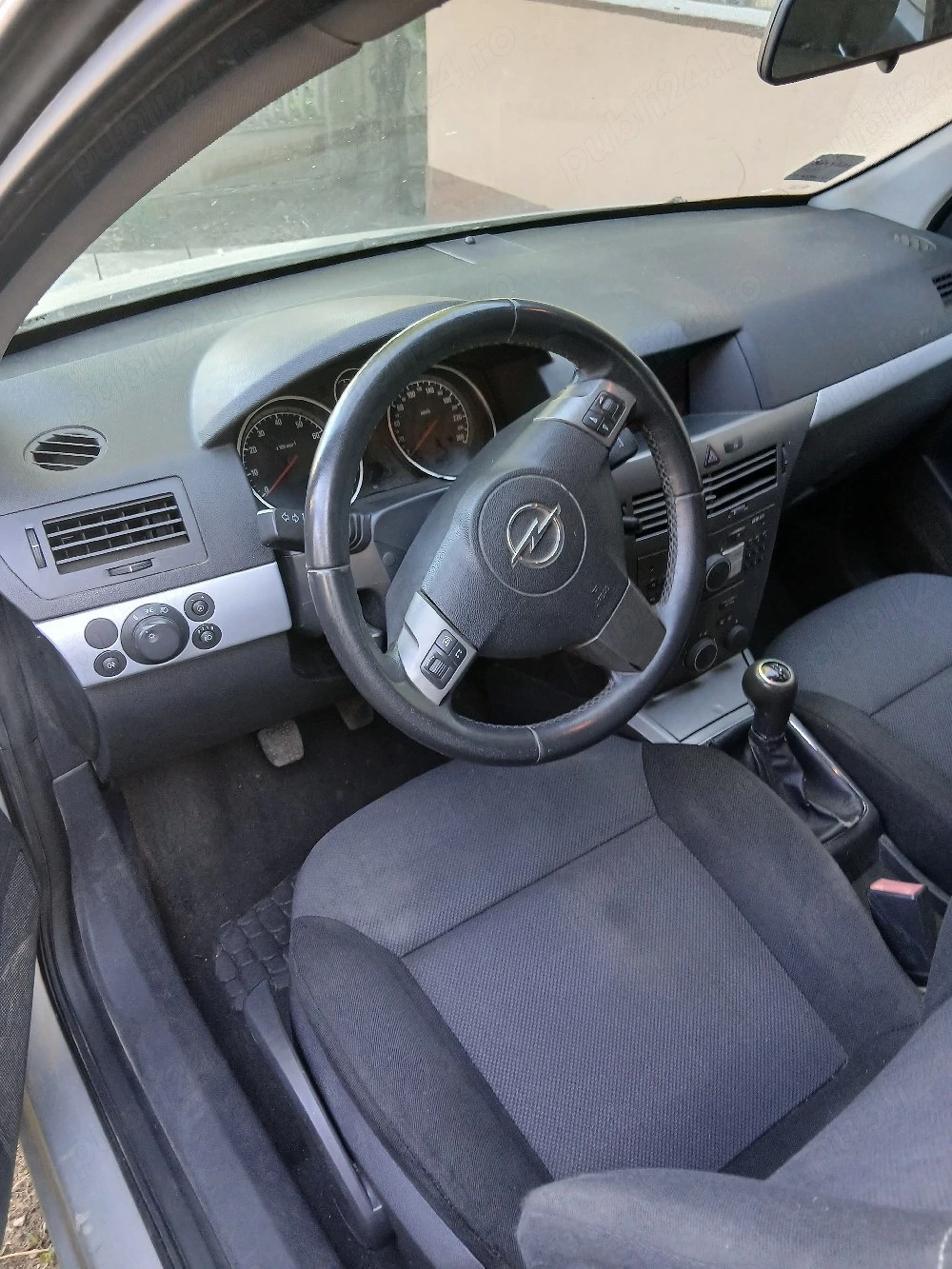 Dezmembrez masina.  Am un opel astra h din 2007.Masina are toate functionale doar ca sa dus chiloasa