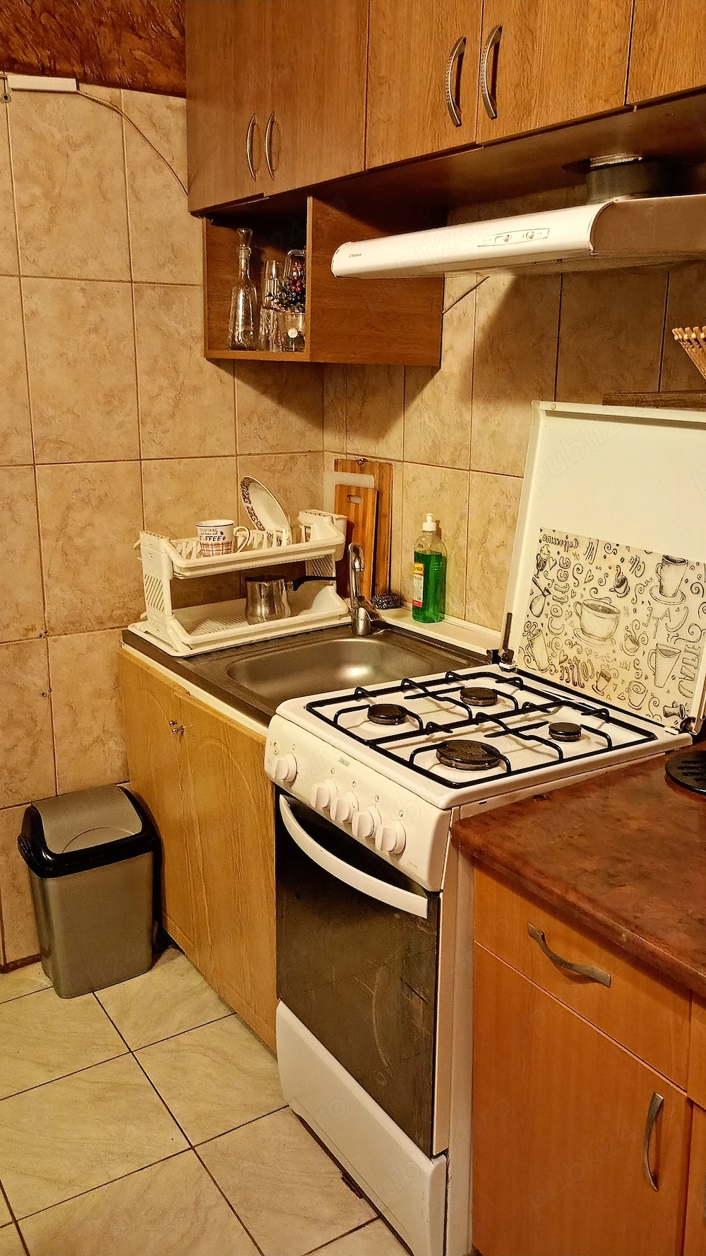 Închiriez garsonieră,zona CET