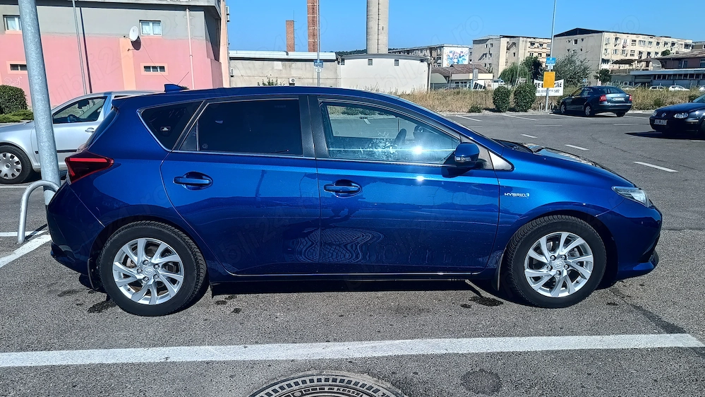 Vând Toyota Auris Hybrid 1.8, an 2016, hatchback, cu 105.000 km. Mașină economică și foarte fiabila.