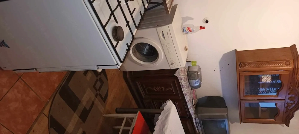 Inchiriez Garsoniera confort 1 36 m2 Rogerius -Oradea. 200 E.Tel.   