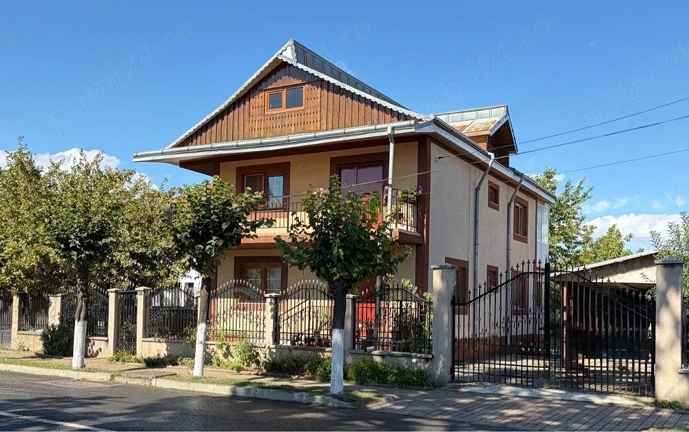 Casa din caramida cu o suprafata de 205 mp compusa din demisol, parter si etaj.