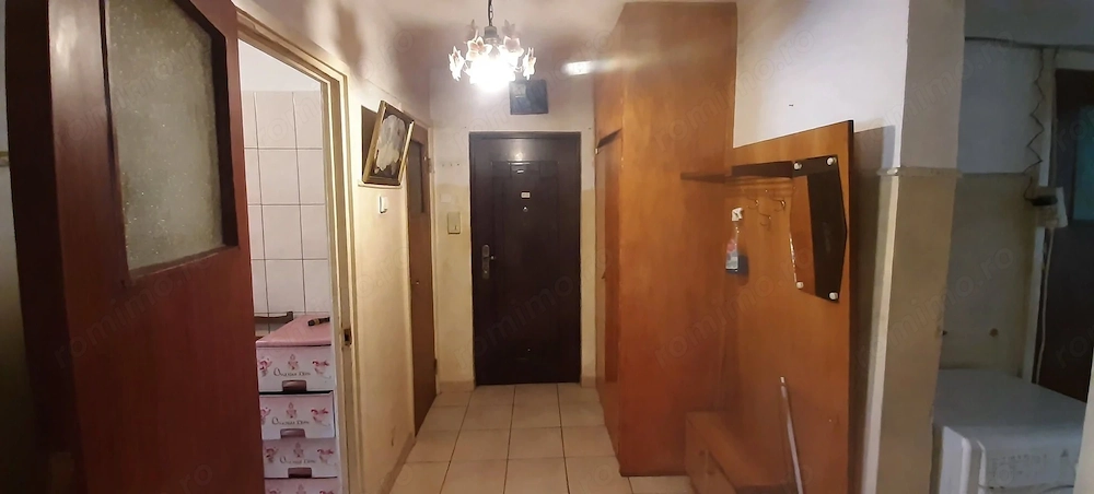 Vanzare Apartament  3 camere decomandat, parter, 68 mp,  metrou Valea Ialomiței