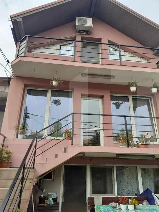 Pensiune de vânzare în Craiova – 260 mp, 8 camere!