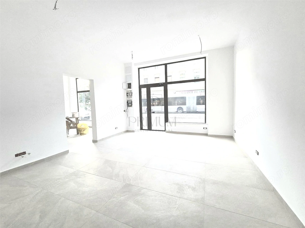Spatiu comercial renovat cu vitrina - Semicentral