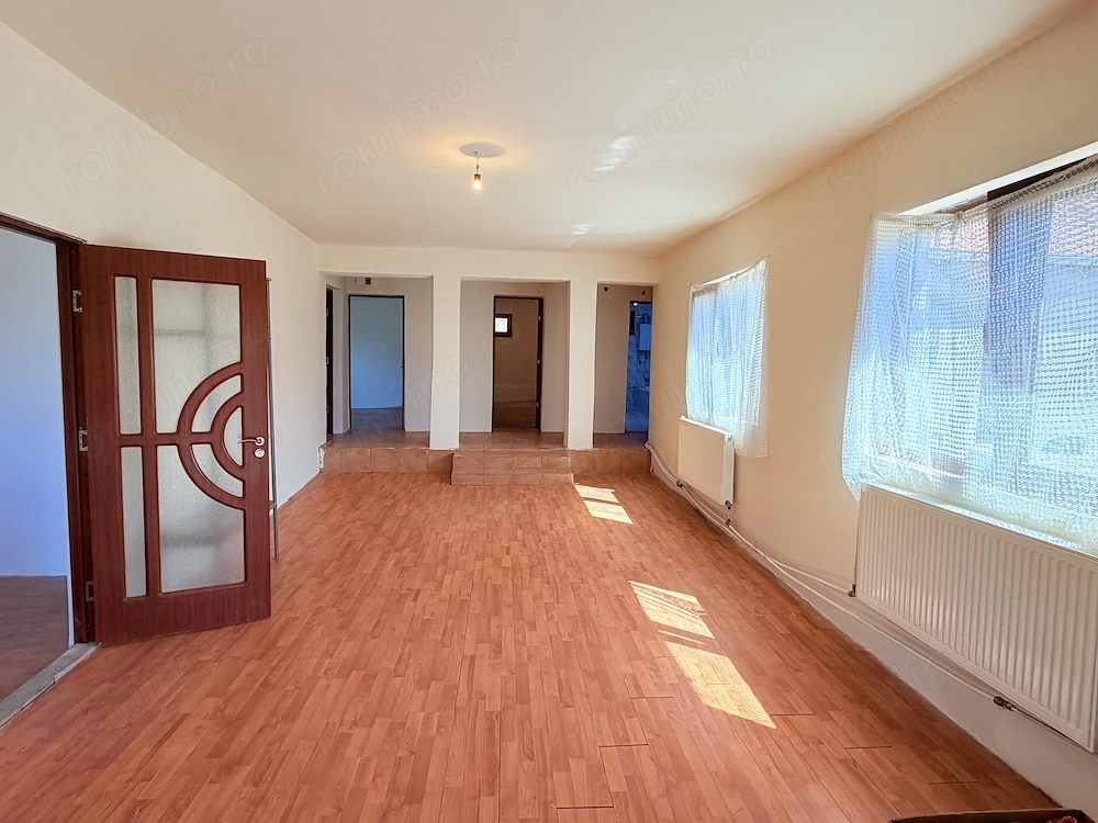 Vand casa in Paleu, 3 camere, living mare. Teren 711 mp. Garaj dublu