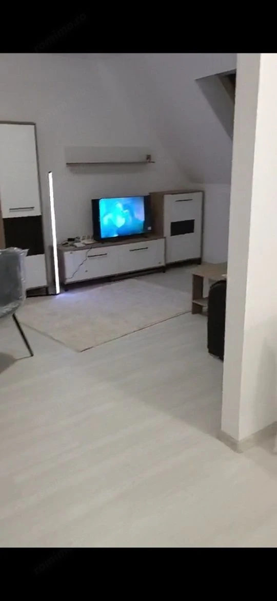 De închiriat apartament 2 camere mansarda.