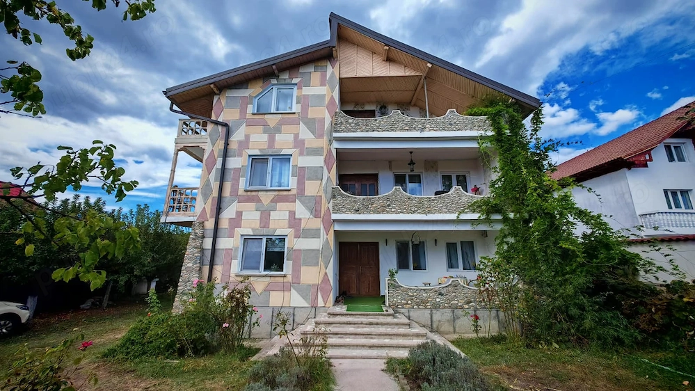 Vila Mihaesti  teren generos de 1.885 mp  la 15 min de Ramnicu Valcea