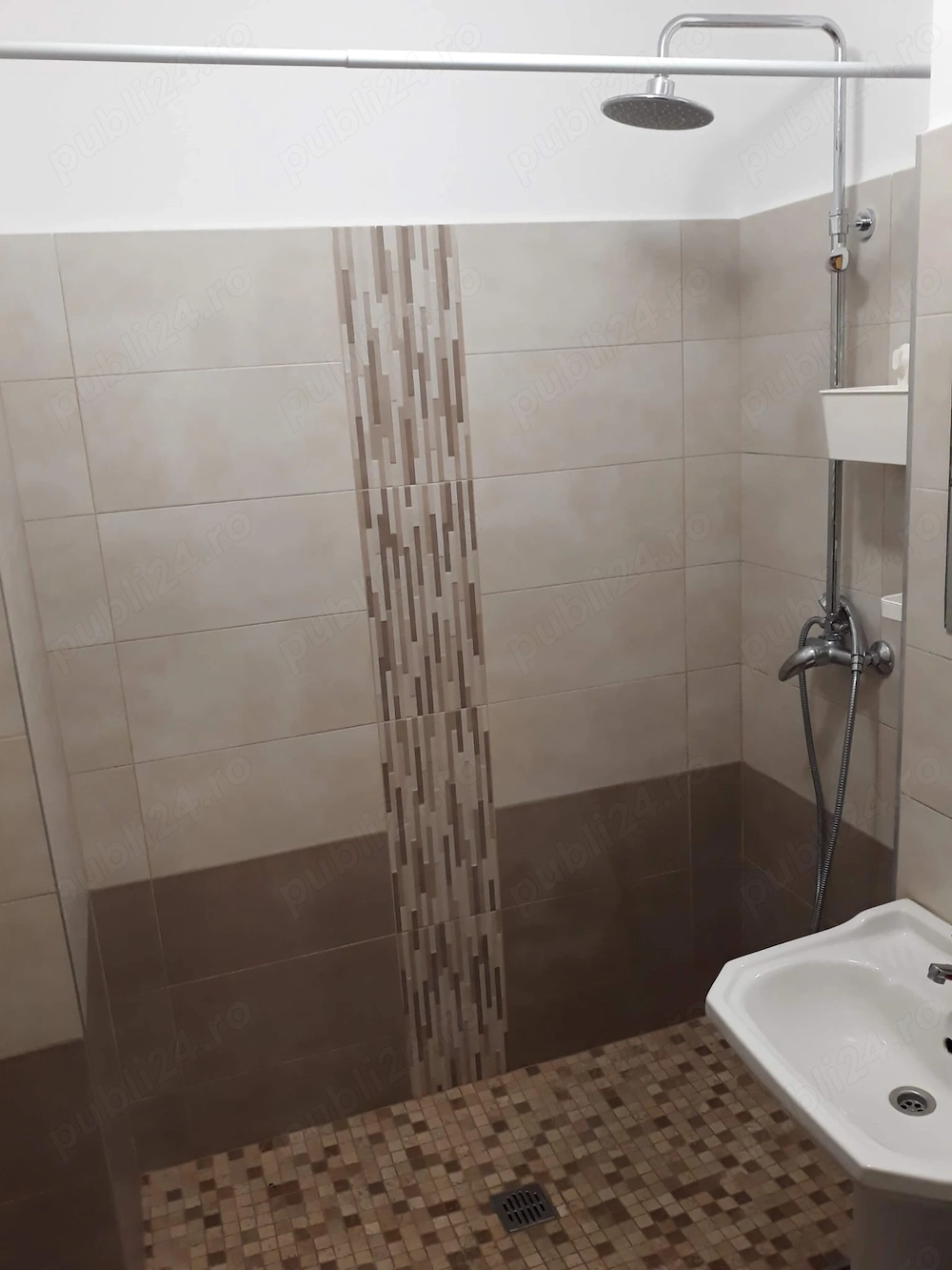 Închiriez apartament 