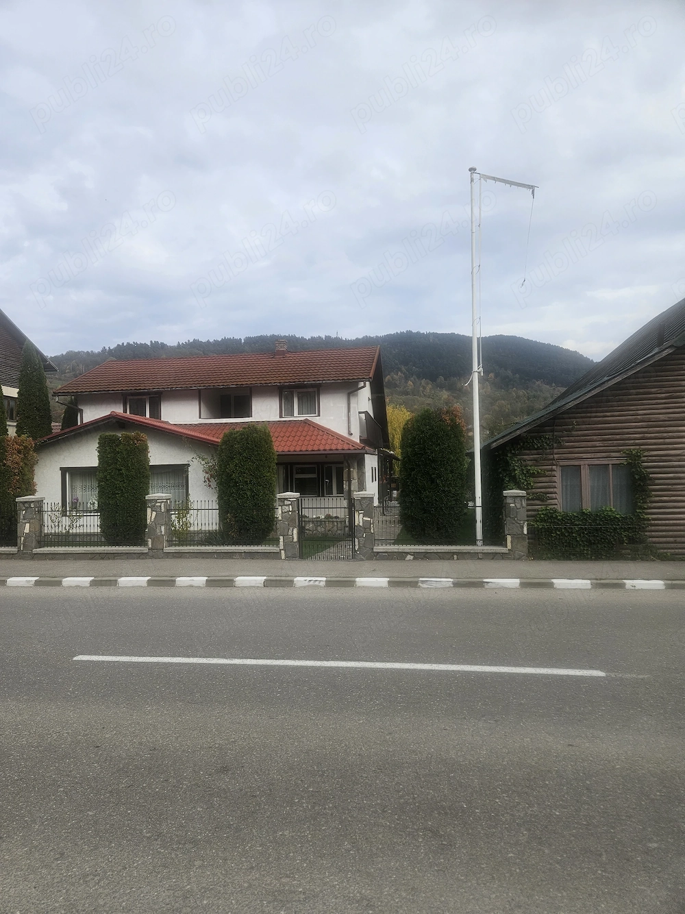 Vind pensiune 496 mp9 dormitoare,10 bai 3 living 3 bucat garaj camera.tehnica gratar foisor heleste 