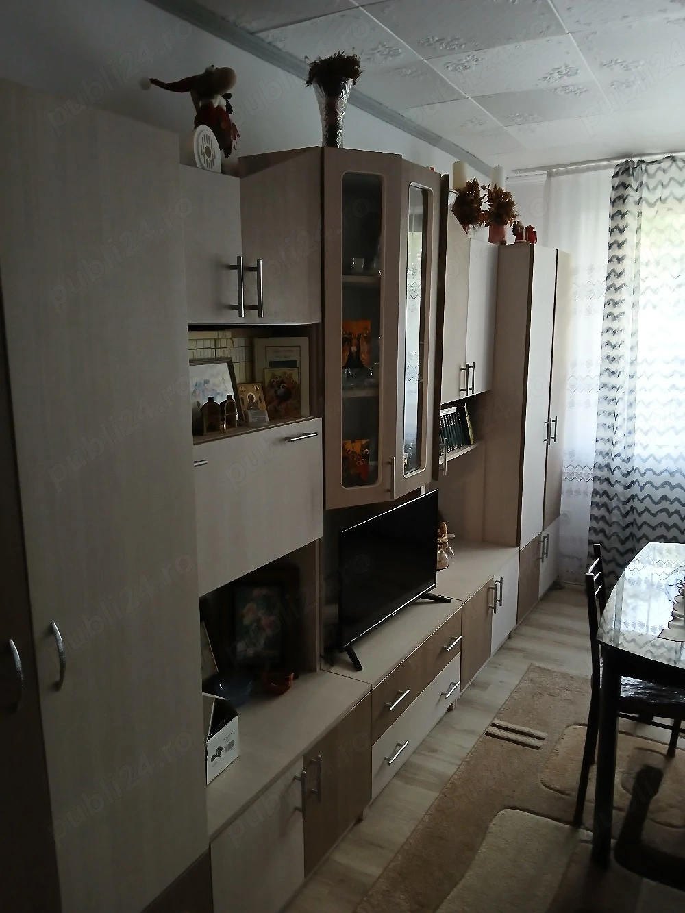 închiriez apartament 