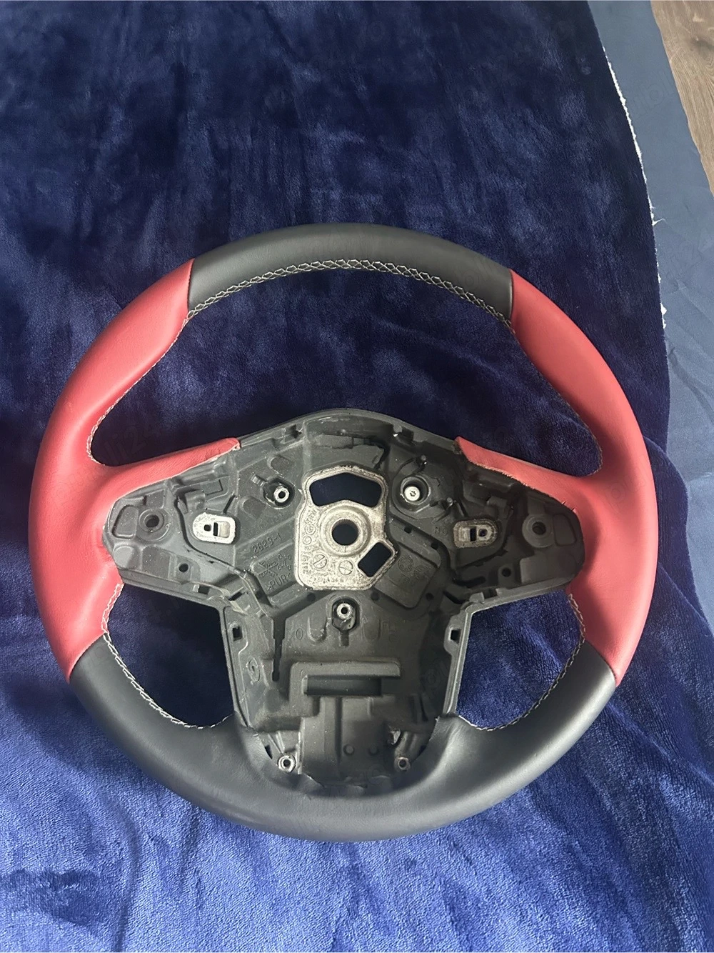 Volan auto sport retapițat piele neagră și roșie – 3 spițe