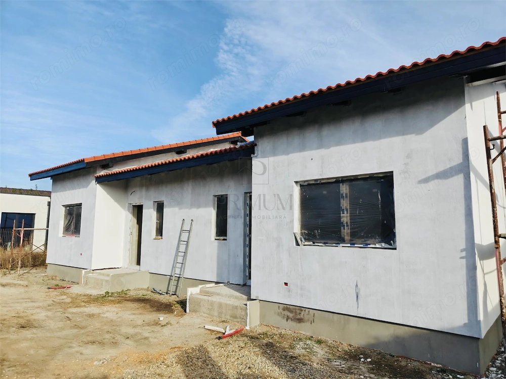 Duplex pe plan - canalizare - bucatarie inchisa - 3 bai