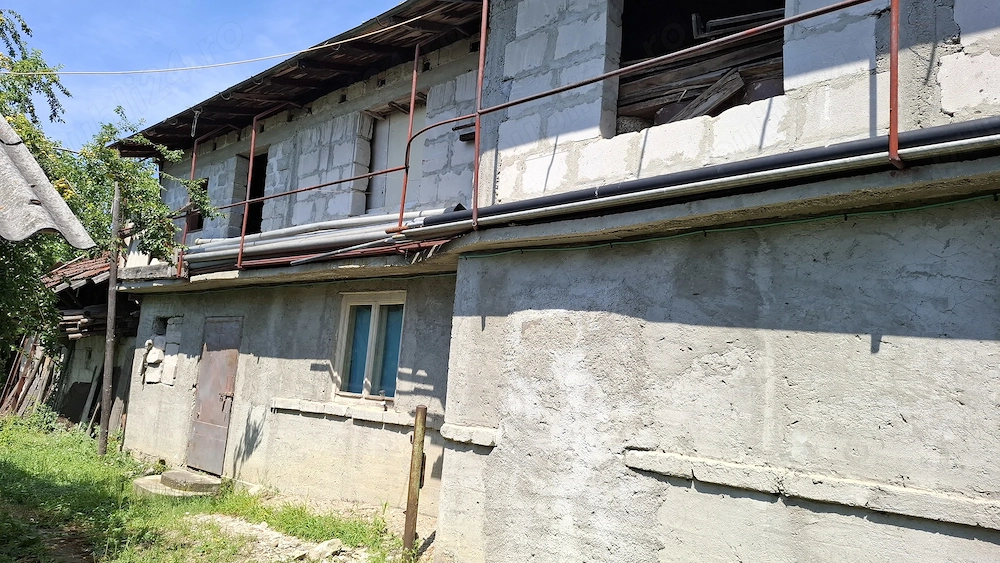 Vand casa parter si etaj, teren aferent aprox. 2300 mp