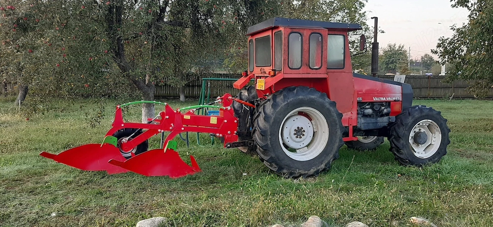 Tractor Valtra Valmet 365 (consum 9,5 litri la Ha) și plug Kverneland