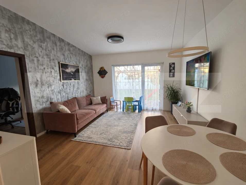 Casă modernă P+M de vânzare, cu terasă, balcon și parcare