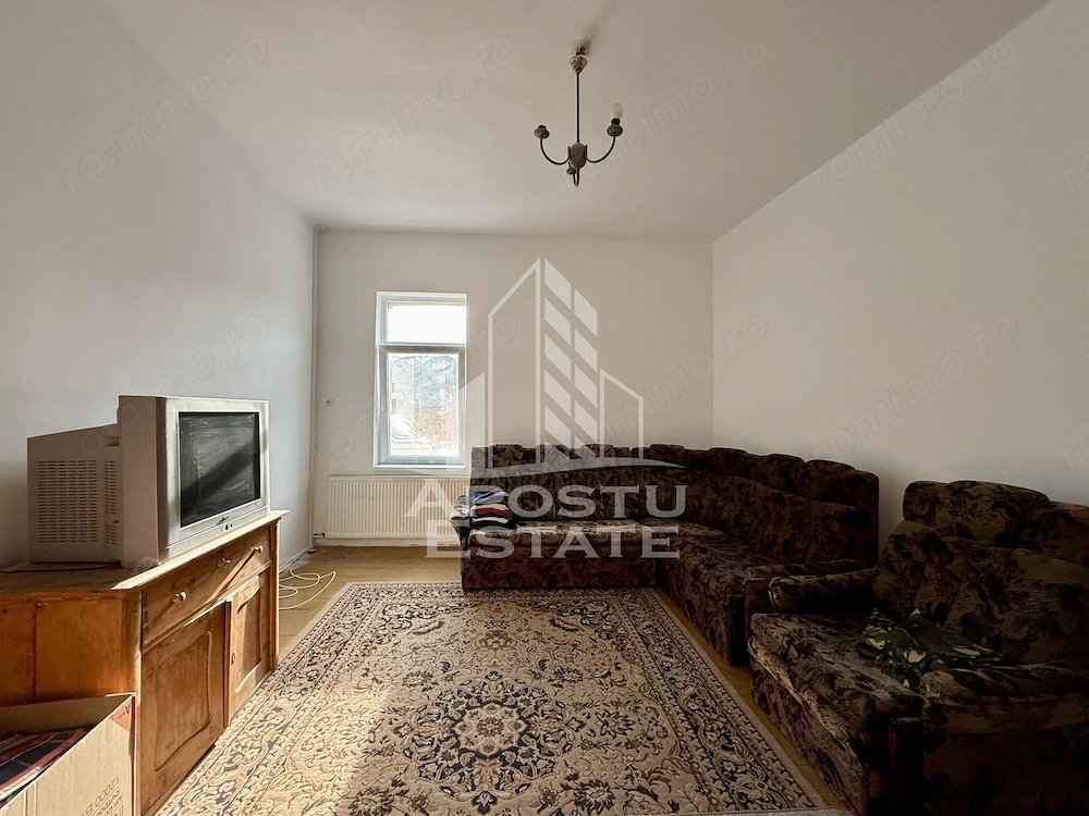 Casa curte comuna, 4 camere si anexe, centrala proprie, zona Balcescu