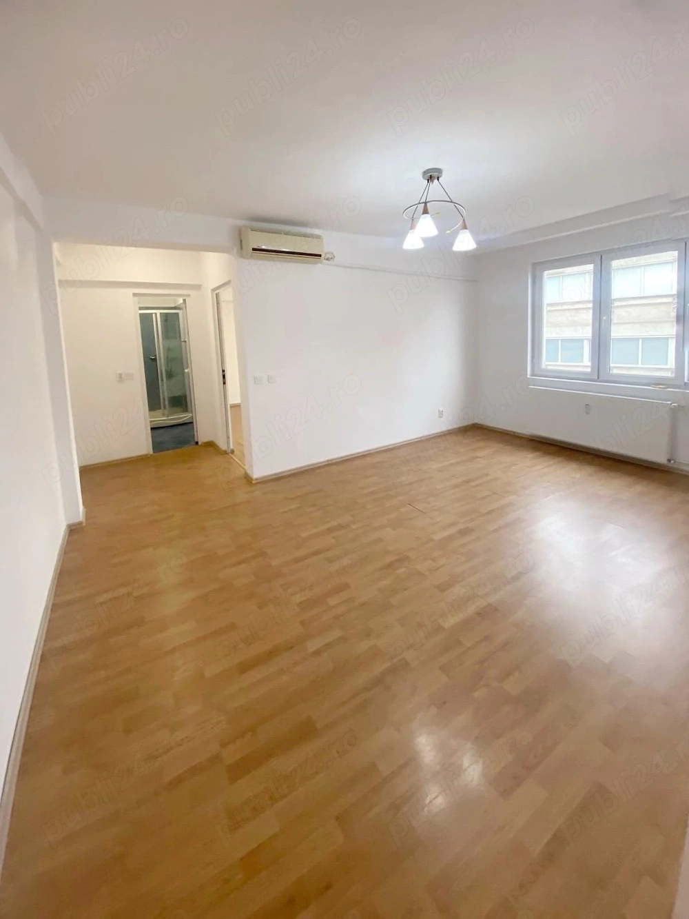   Apartament cu 3 camere de vânzare 