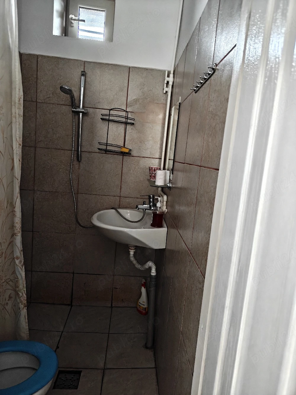 inchiriez camera cu baie 