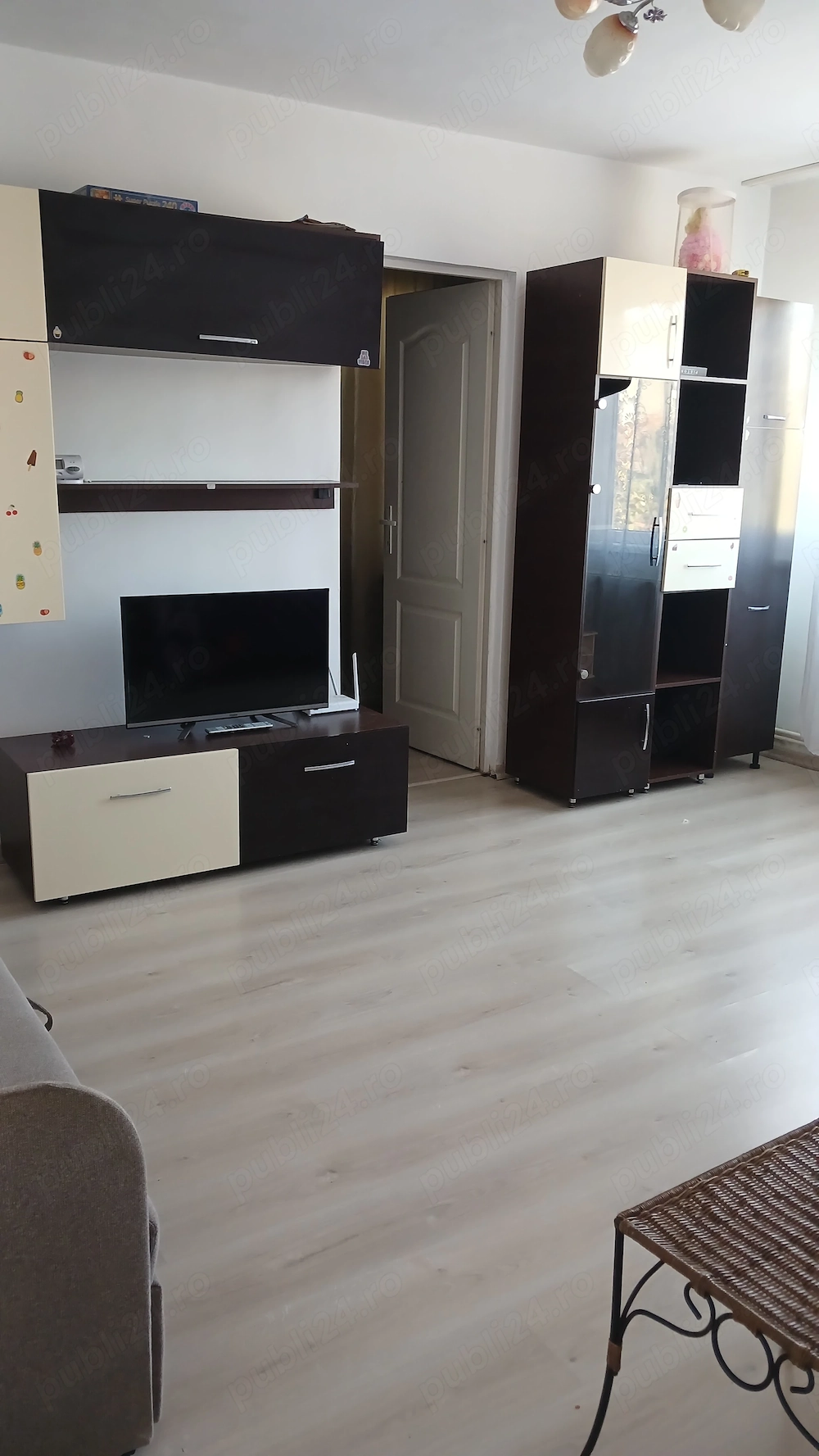 Pe Al.Filaturii,zona Semiluna,scoala nr.18, apartament cu 2 camere, mobilat si utilat, etaj3.