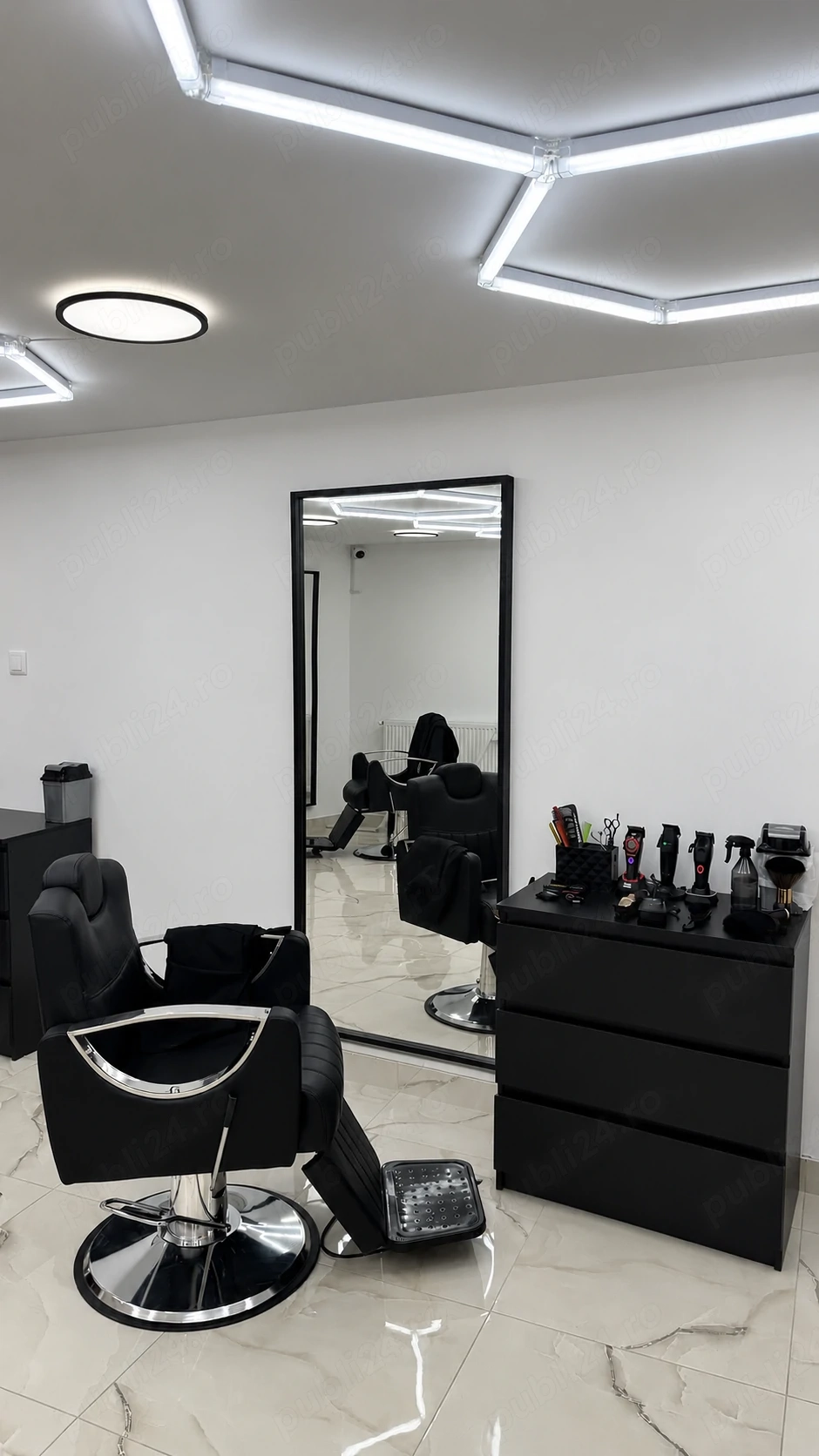 Vând mobilier pentru frizerie 