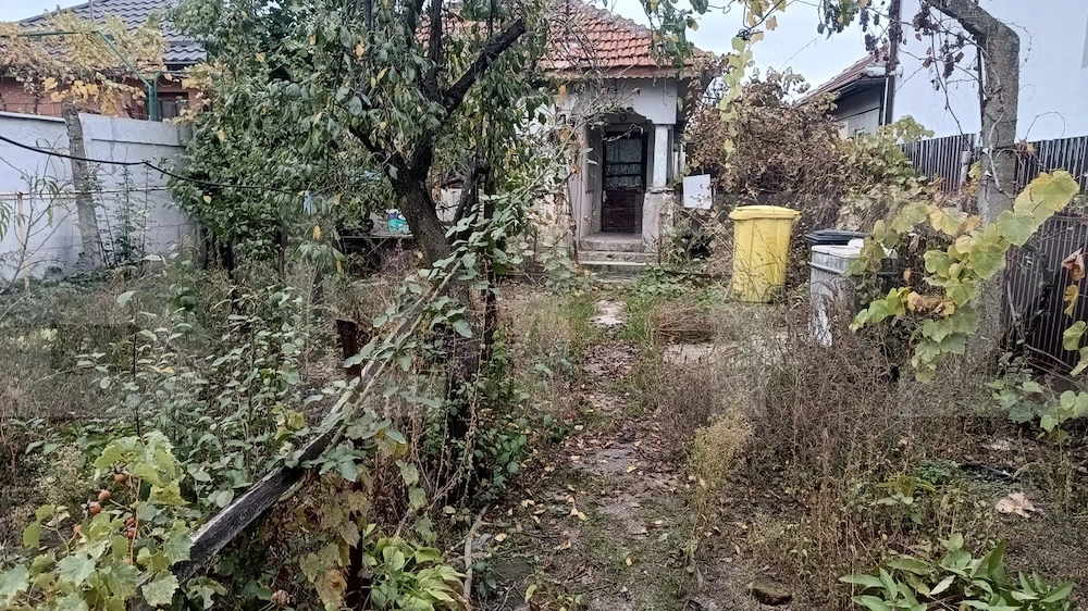 CASA DEMOLABILA + TEREN 372MP ZONA ROMANESTI