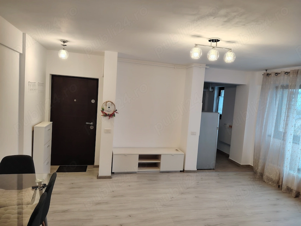Închiriez apartament cu 2 camere
