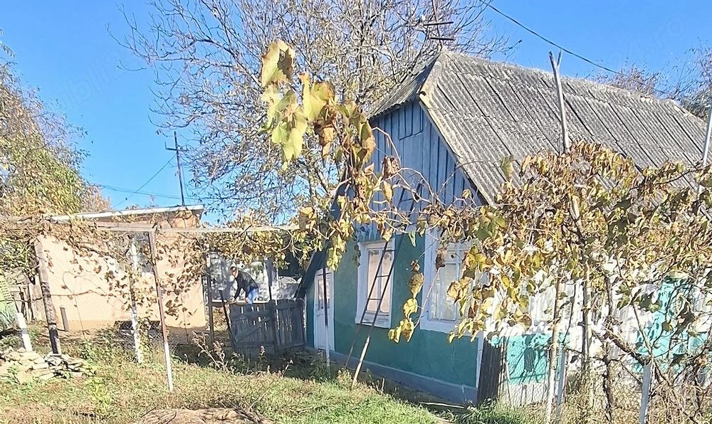 Vând casă bătrânească cu grădină și livadă, centru Lunca Pașcani