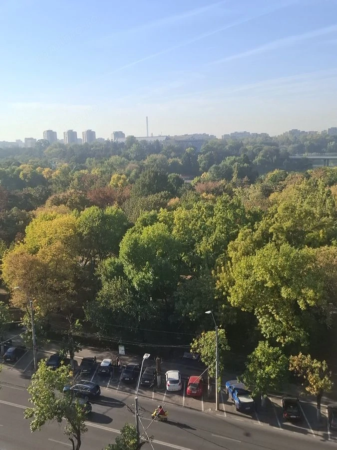 Apartament 4 camere. Vedere Parc Tineretului.  2 bai, 2 balcoane.  5 min Metrou.