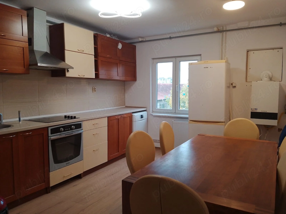 Apartament 3 camere, semidecomandat, renovat recent, mobilat, pentru inchiriat.