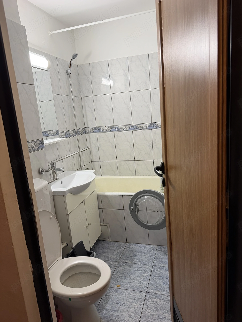 Închiriez garsonieră 