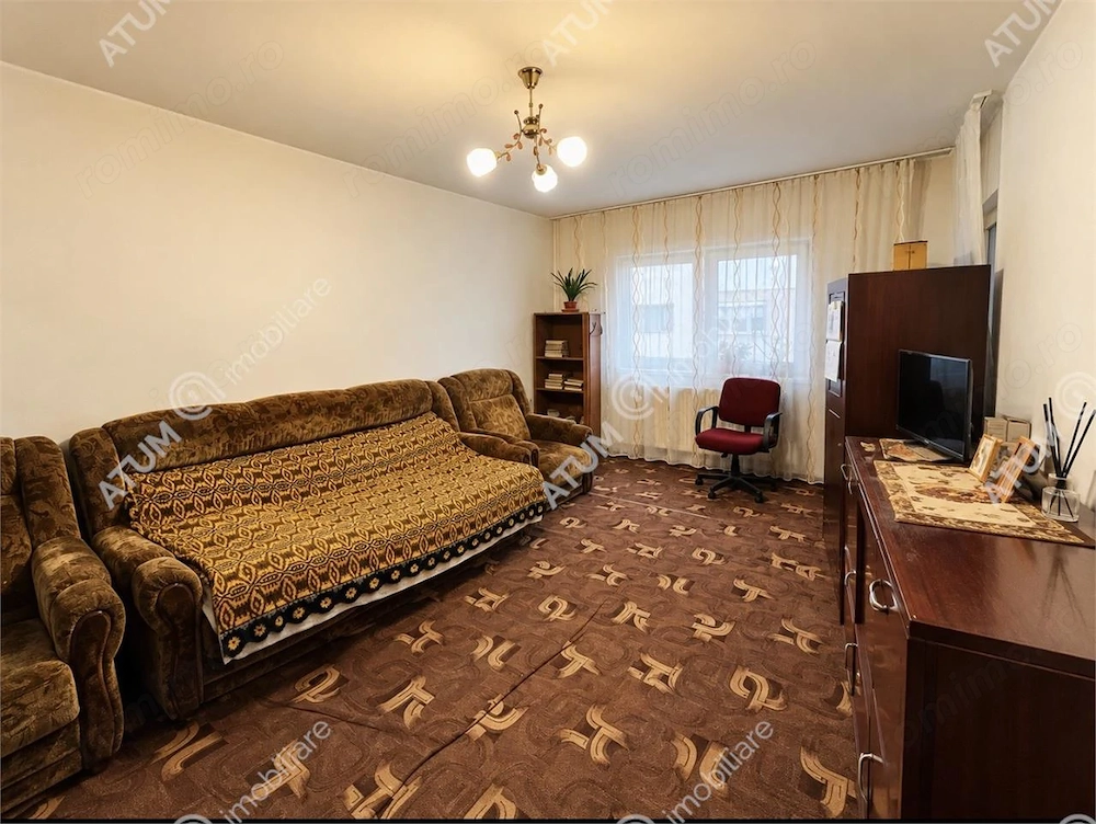 Apartament cu 2 camere decomandate si pivnita zona Semaforului