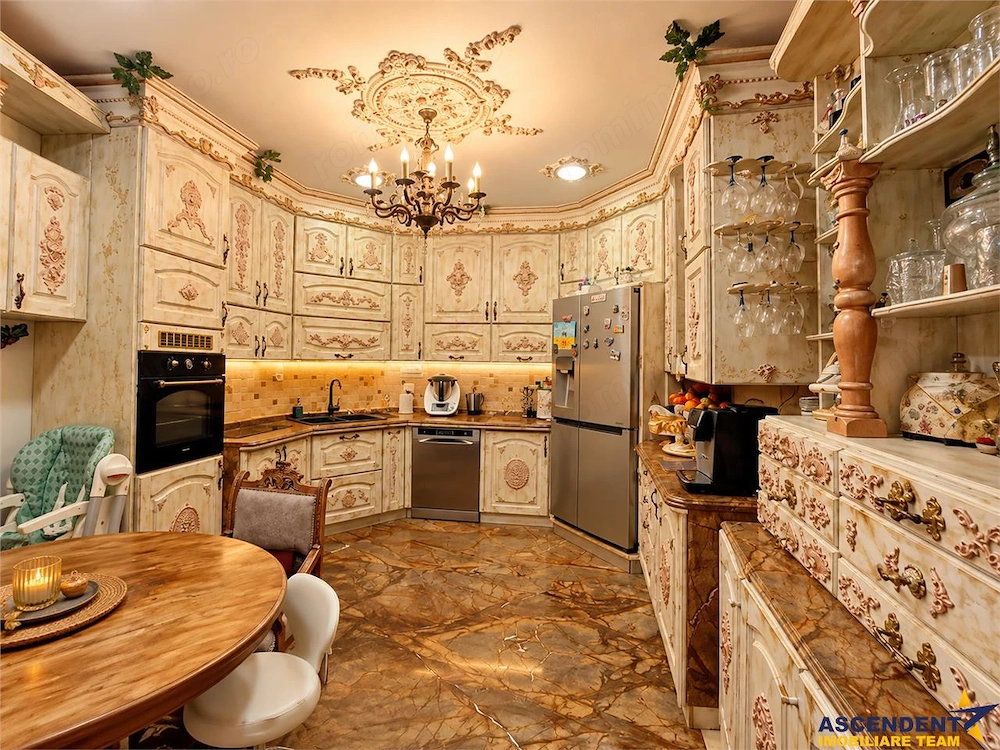 Resedinta Art Nouveau in inima orasului: Corp de casa cu o mica curticica, Central, Brasov