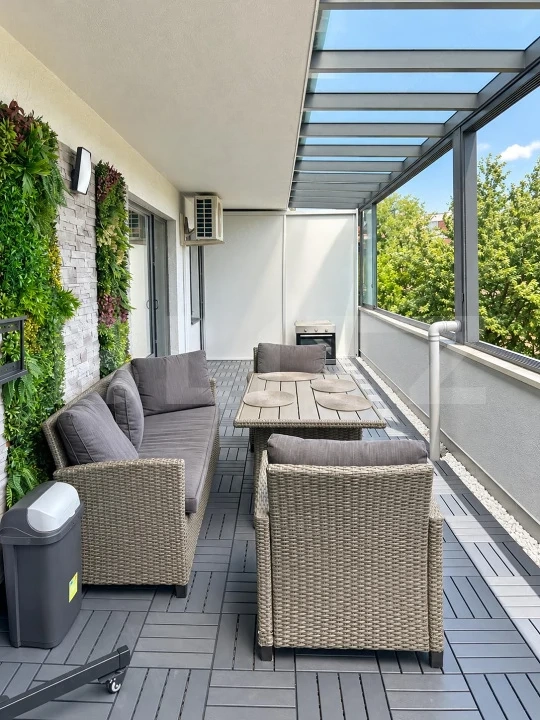 Apartament 2 camere, terasa 28 mp cu vedere la lac, parcare, zona Iulius Mall