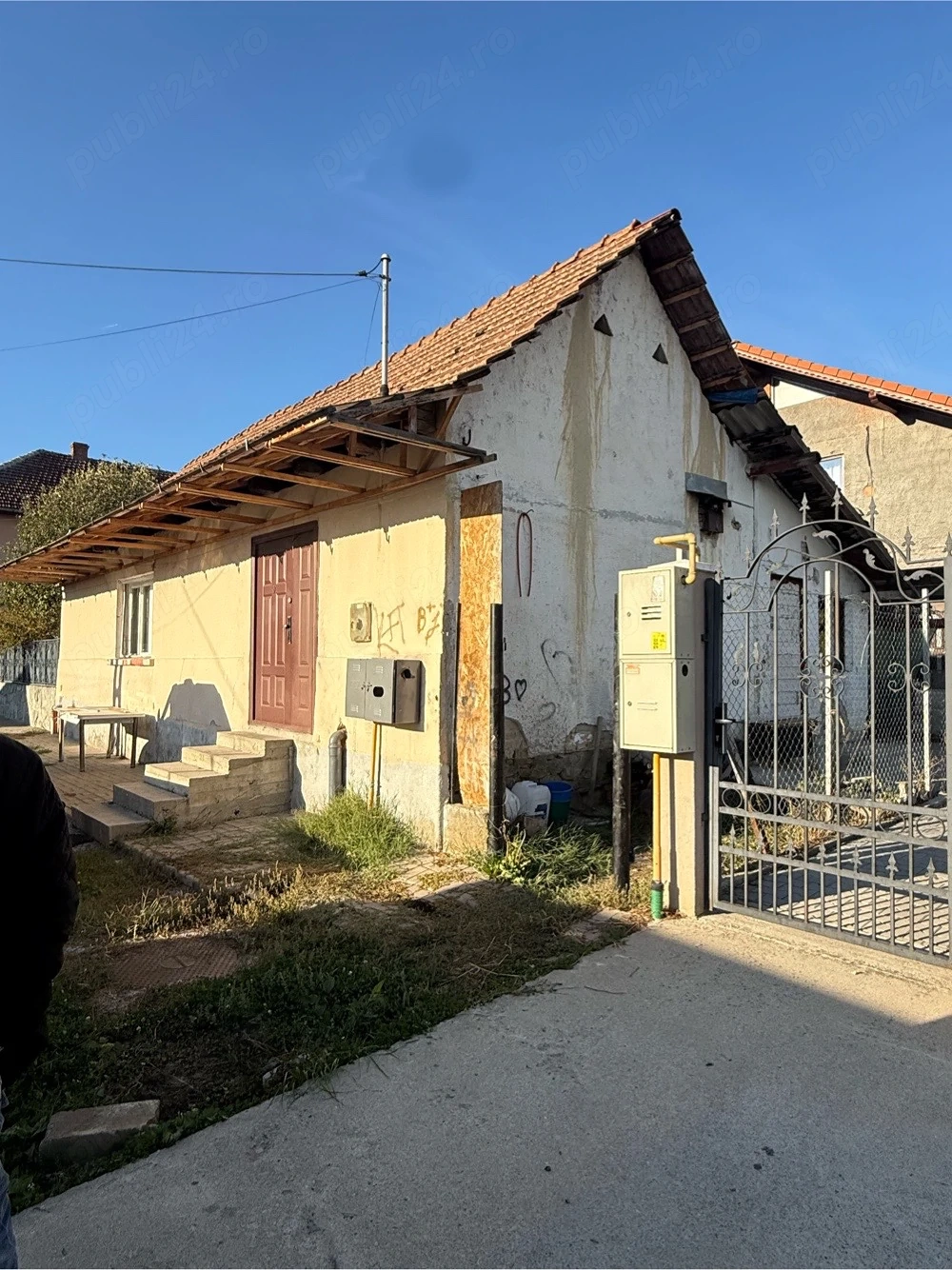 vand casa la otalu rosu 