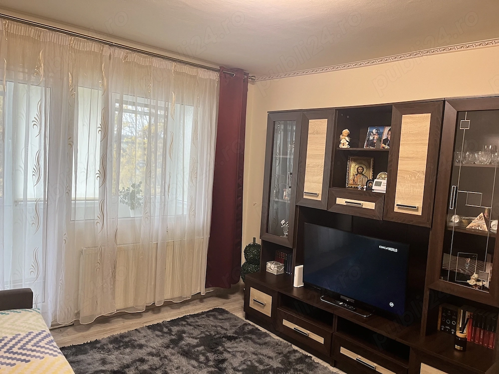 Inchiriez garsoniera zona Astra,decomandata,,32 metrii patrati,balcon,300 euro