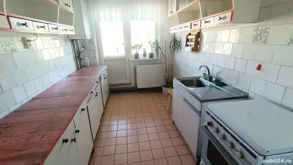 vand in Dambul Pietros,apt. 4 camere,et.4,decomandat — fotografia 1