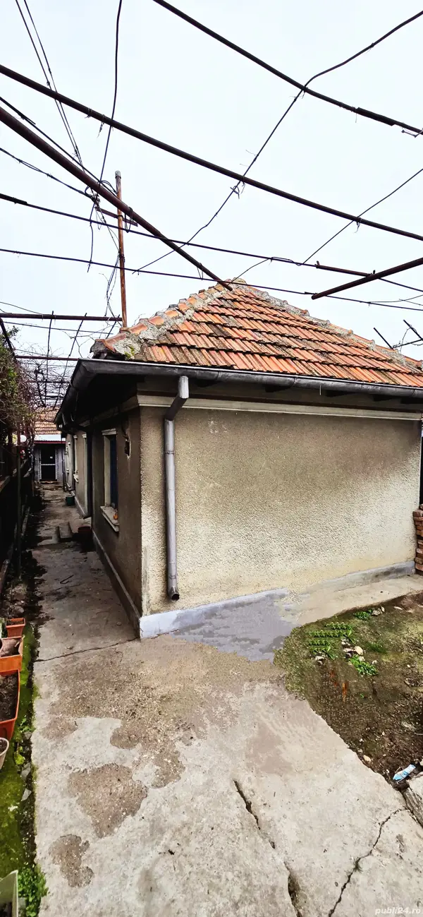 vând teren cu casă din chirpici și cărămidă