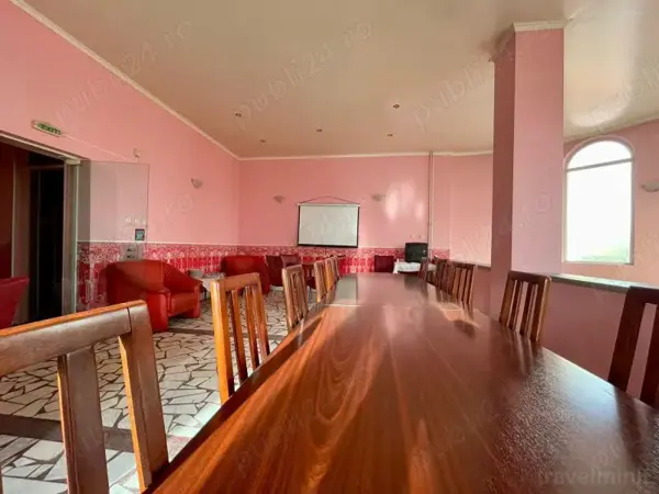 Salon de închiriat pentru ședințe, traininguri și team building.