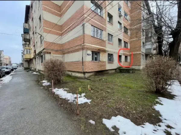 Apartament 3 camere , spațios,parter,cel mai mic preț metru, bun pentru spatiu comercial — fotografia 1