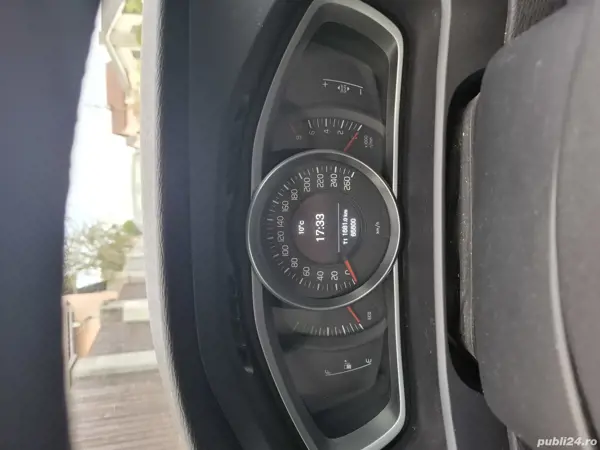 VOLVO V40 2019 — imagine 2