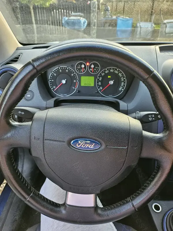 Vând Ford Fiesta