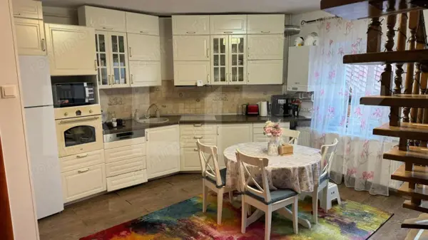 Apartament cu 4 camere, 150 mp, in Centrul Istoric al Brasovului — fotografia 3