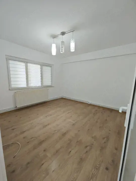 Apartament spațios,de vanzare, 3 camere, 98 mp, zona Petru Rares — fotografia 2