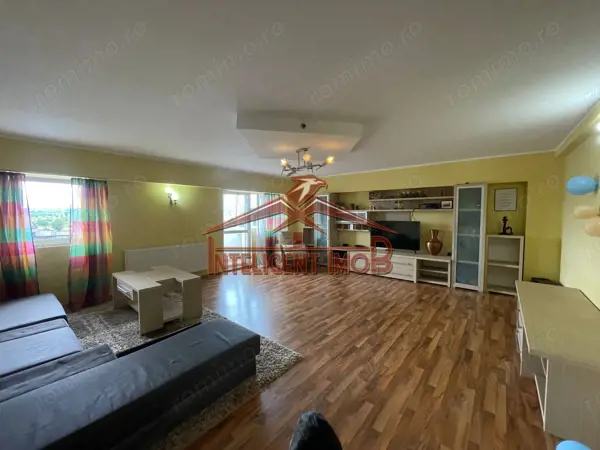 Apartament Spațios 120mp, cu 4 Camere, 2 Băi și 3 Balcoane în Făgăraș — fotografia 2
