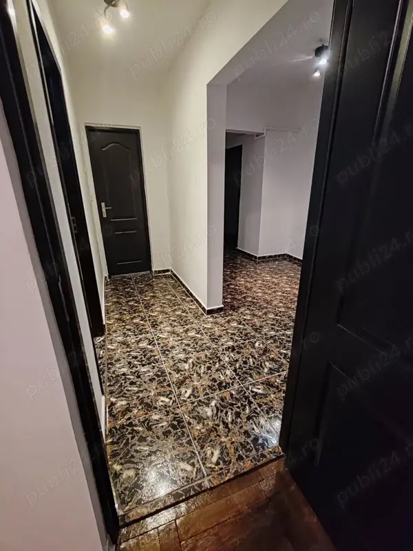 Apartament 4 camere, decomandat, ultracentral, etaj 4, mun. Roman — fotografia 3