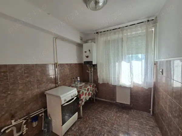 Apartament 2 camere etaj 3 4 Bld. Independentei colt cu str. Scolilor — fotografia 3
