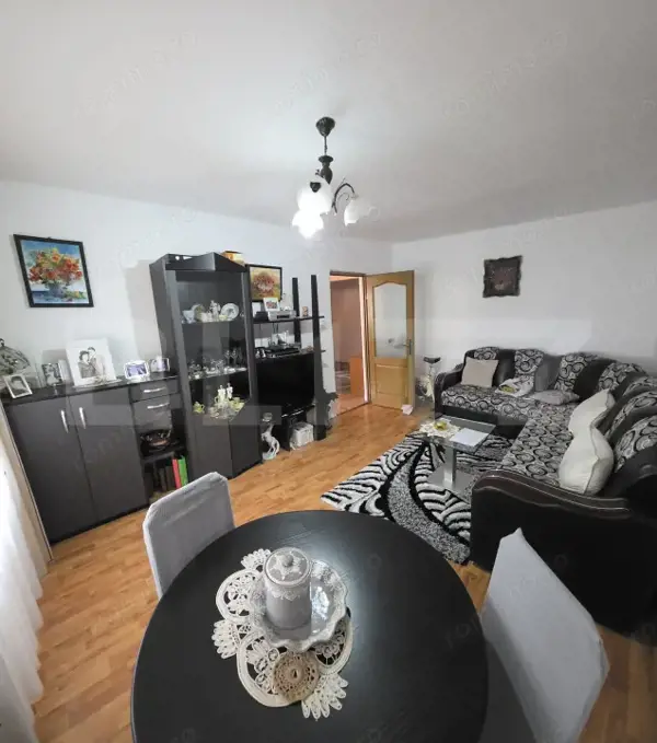 Apartament spațios, de vanzare, cu 4 camere, zona Han — fotografia 1