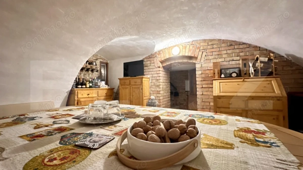 Apartament cu 3 camere și 2 băi, curte comuna, centrală pe gaz, ultracentral — fotografia 3