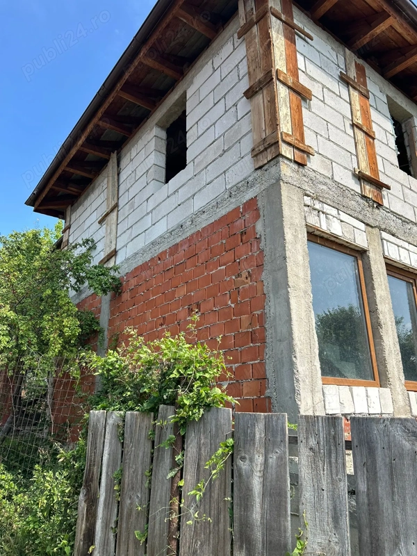 Vând casă cu etaj în comuna pietroasele ,Buzău